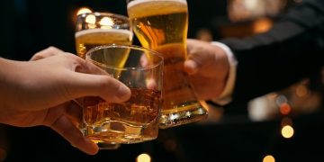 Consumo excesivo de alcohol aumenta el riesgo de cáncer de colon