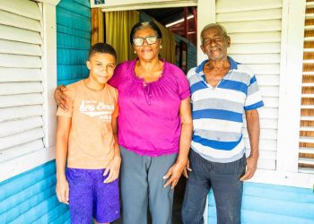 Iniciativa “100 mil pisos para jugar” transformará la vida de más de 5,000 familias dominicanas para el 2026