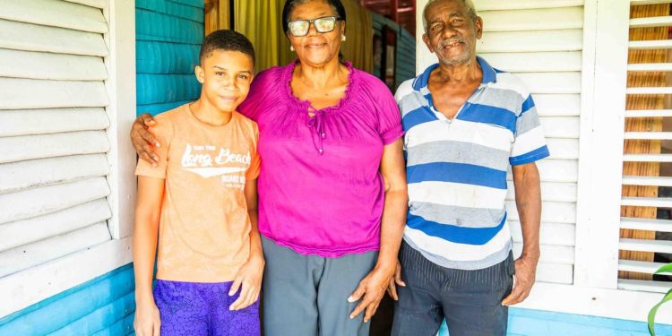 Iniciativa “100 mil pisos para jugar” transformará la vida de más de 5,000 familias dominicanas para el 2026