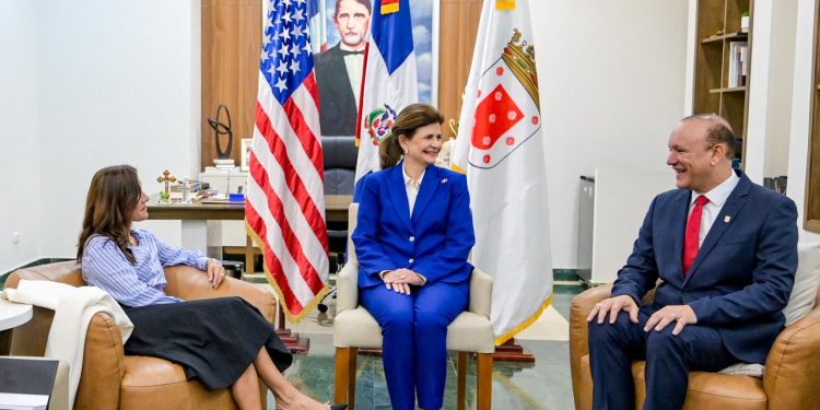Alcalde Ulises Rodríguez recibe visita oficial de la embajadora de Estados Unidos y la vicepresidenta Raquel Peña