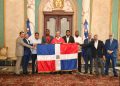 Abinader entrega bandera dominicana a los Leones del Escogido