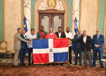 Abinader entrega bandera dominicana a los Leones del Escogido