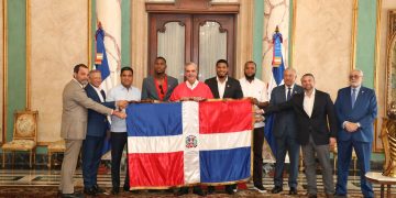 Abinader entrega bandera dominicana a los Leones del Escogido