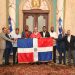 Abinader entrega bandera dominicana a los Leones del Escogido