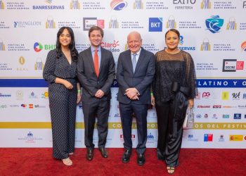 Presidente de Caribbean Cinemas, Robert Carrady, recibe el premio Carrau en el Festival de Cine Global de Santo Domingo