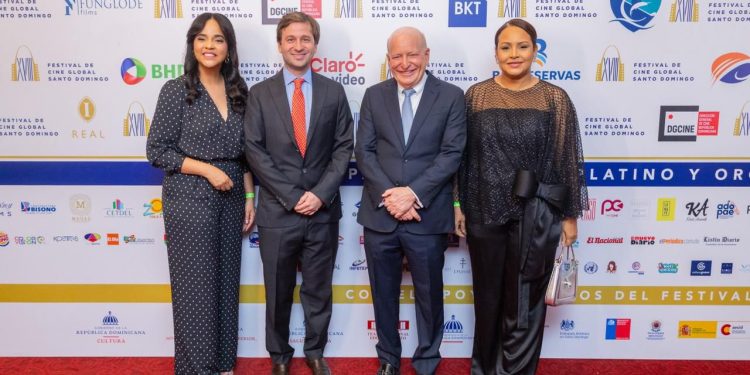 Presidente de Caribbean Cinemas, Robert Carrady, recibe el premio Carrau en el Festival de Cine Global de Santo Domingo