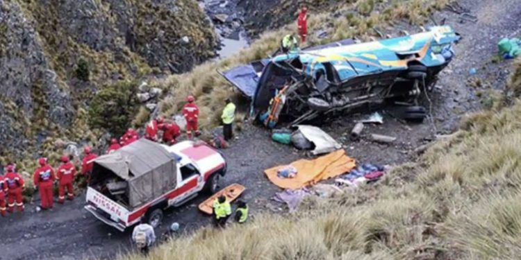 Once muertos en accidente de furgoneta conducida por un adolescente en Bolivia