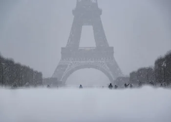Media Europa colapsada por la nieve: cientos de vuelos cancelados y atascos kilométricos