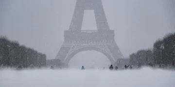 Media Europa colapsada por la nieve: cientos de vuelos cancelados y atascos kilométricos