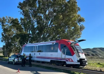 Varios heridos en el choque de un tren de pasajeros contra una grúa en Cartagena
