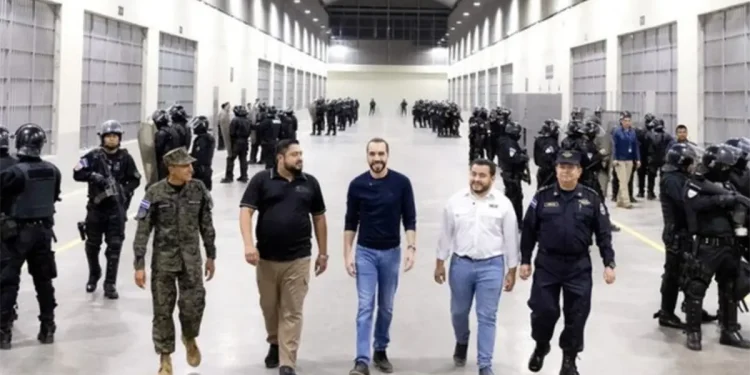 Bukele inspeccionará el avance de una cárcel en Costa Rica inspirada en modelo salvadoreño