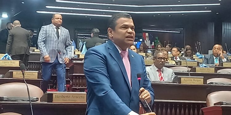 Tobías Crespo somete proyecto de ley para unificar a DIGESETT otras entidades que regulan  tránsito vehicular