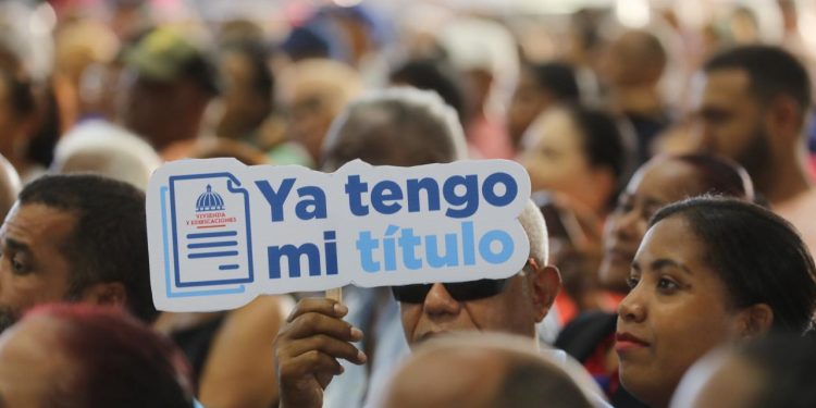 Gobierno entrega más de 500 títulos de apartamentos en Gran Santo Domingo