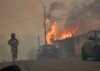 Suben a 19 los muertos en los incendios en Chile entre inquietud por reactivación de focos