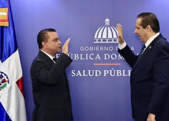 Ministro de Salud juramenta a Julio César Landrón como nuevo director del SN