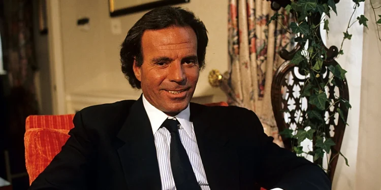 Julio Iglesias es acusado de agresión sexual por dos empleadas