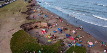 Un muerto y 35 heridos por una ola de seis metros de altura en una playa de Argentina