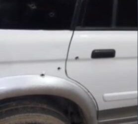 Atacan a tiros vehículo de subdirectora del penal Rafey; hieren a un chofer en Santiago Oeste