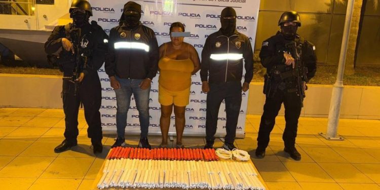 Una mujer venezolana es detenida en Ecuador con 160 explosivos de un grupo criminal