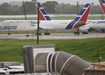 Cuba comunica a las aerolíneas que en 24 horas se queda sin combustible para aviones