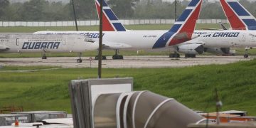Cuba comunica a las aerolíneas que en 24 horas se queda sin combustible para aviones