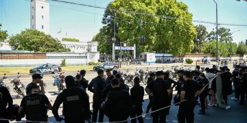 Policías se rebelan en Argentina por ajustes salariales y atención a salud mental