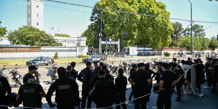 Policías se rebelan en Argentina por ajustes salariales y atención a salud mental