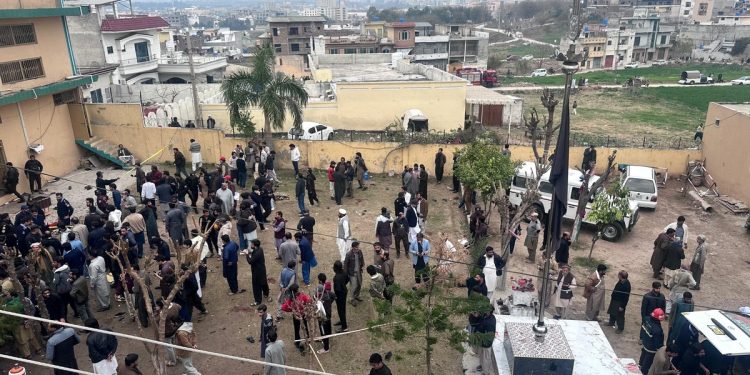 Al menos 31 muertos y 169 heridos en un atentado suicida en una mezquita de Islamabad