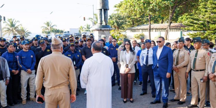 Lee Ballester insta a colaboradores de Migración a actuar con responsabilidad y disciplina en defensa de los intereses nacionales