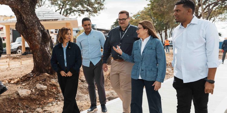 Carolina continúa recorrido por obras del Distrito Nacional