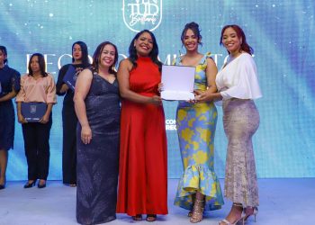 La alcaldía Santo Domingo Norte, reconoce , Betty Peña, la profe, en el evento Juventud Brillante