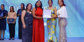 La alcaldía Santo Domingo Norte, reconoce , Betty Peña, la profe, en el evento Juventud Brillante