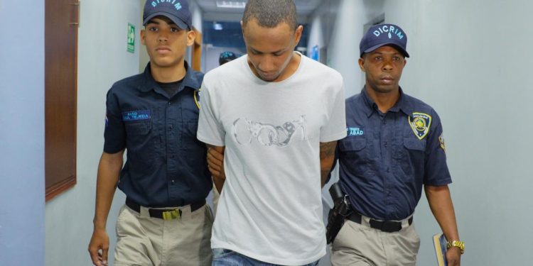 Se entregan ante la Policía Nacional “El Pote”, “Amarillo” y Rancier, implicados en muerte de una persona a machetazos en el sector El Almirante, en SDE