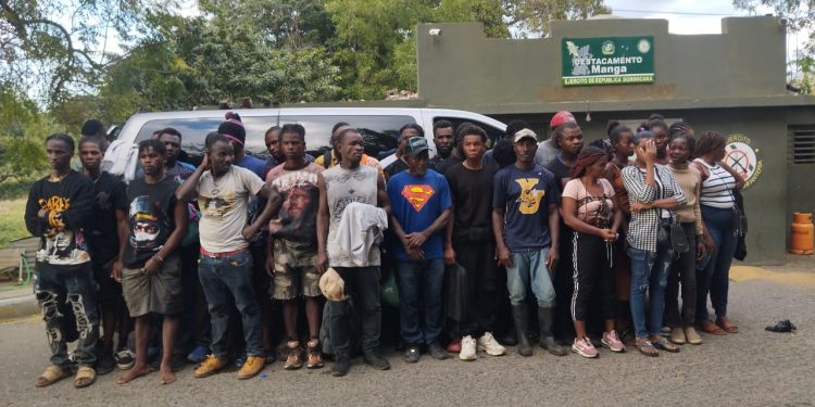 Ejército intercepta minibús con 35 haitianos indocumentados en Montecristi