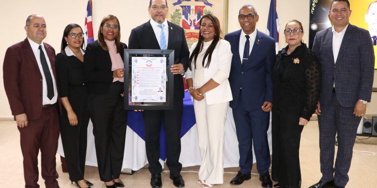 Colegio de Abogados reconoce a Rodolfo Valentín Santos por su mérito jurídico y liderazgo en la defensa pública