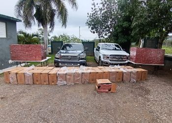Interceptan dos camionetas con más de 739 mil cigarrillos de contrabando en Imbert 