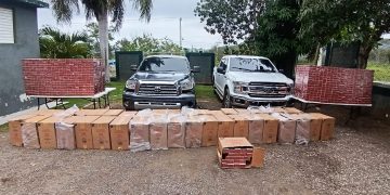 Interceptan dos camionetas con más de 739 mil cigarrillos de contrabando en Imbert 