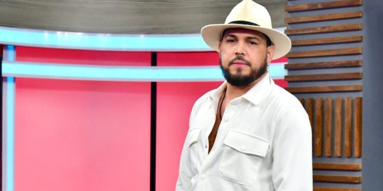 Sacha lanza canción “Se vende Medio Corazón” por el Día del Amor y la Amistad