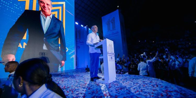 Abinader destaca reducción de pobreza y obras históricas en 11 aniversario del PRM