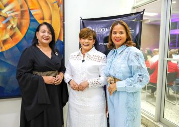 Ana Mercy Otáñez pone en circulación en Cotuí su libro “Una luz que nunca se apaga