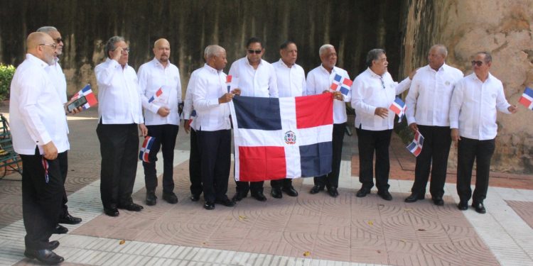 Hermandad militar y policial AMFA76 rinde tributo a los Padres de la Patria en su 50 aniversario