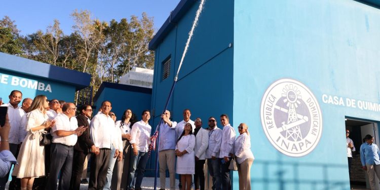 Presidente Luis Abinader y Wellington Arnaud, director ejecutivo del INAPA inauguran acueducto de Monción 