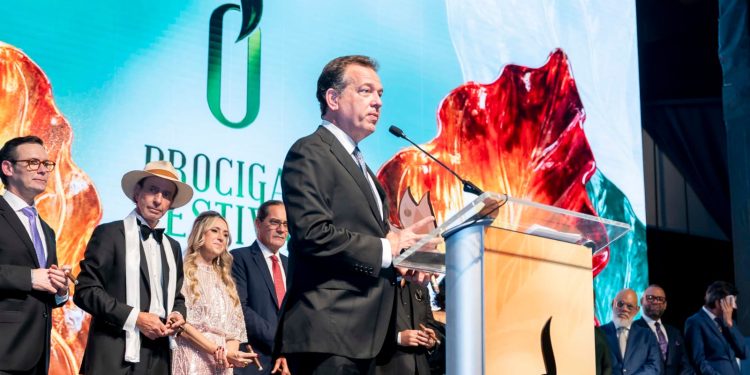 Procigar reconoce a Ito Bisonó por fortalecer la industria del tabaco y elevar sus exportaciones a niveles históricos