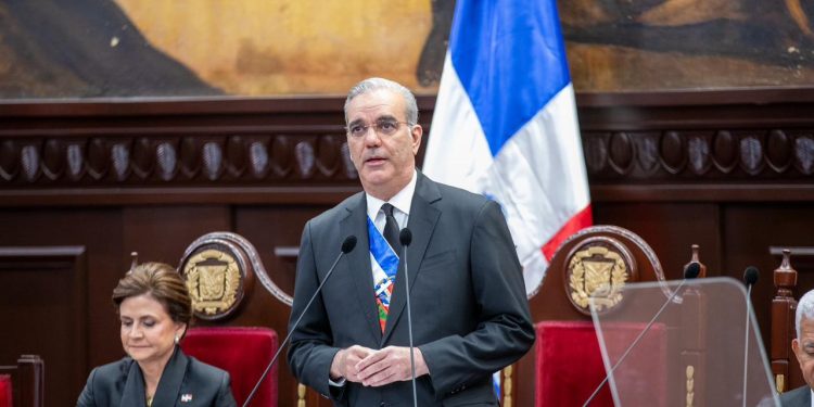 Abinader proclama cero muertes por alcohol adulterado y erradicación del “ácido del diablo” en cuatro años