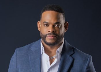 Equipo de Yiyo Sarante aclara que artista viaja con documentación legal y niega vínculos con irregularidades