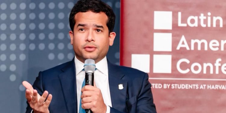 Omar Fernández expone en Harvard sobre desafíos de RD