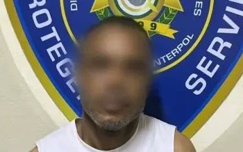 Envían a justicia a hombre acusado de agredir a su padre mientras lo bañaba en La Romana