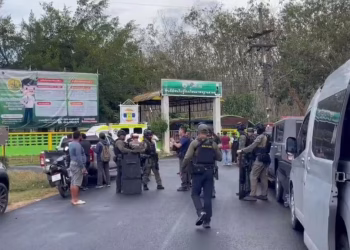 Un hombre irrumpe a tiros en escuela y mantiene como rehenes a estudiantes en Tailandia