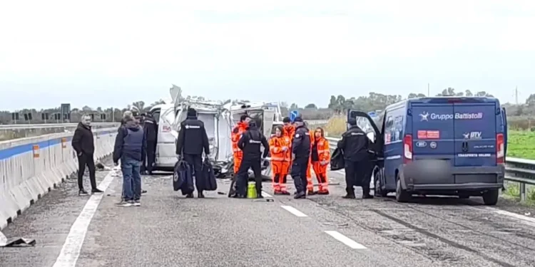 Impresionante asalto de película a un furgón blindado en Italia