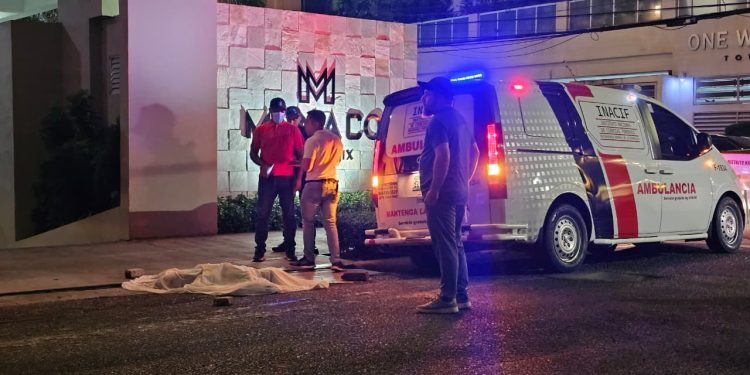 Identifican a mujer que falleció al caer de torre en Piantini